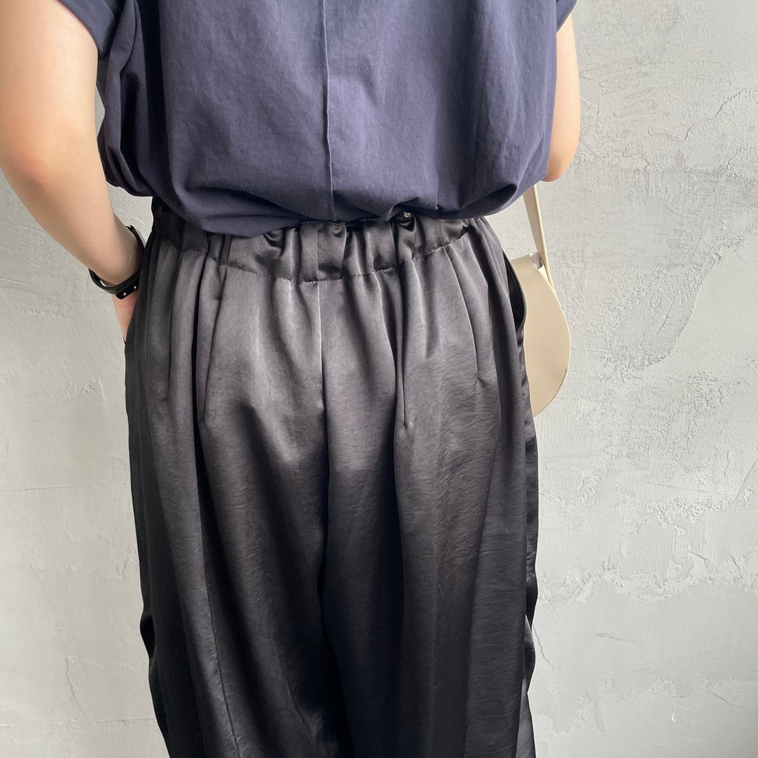 mizuiro ind [ミズイロインド] サテンワイドカーゴパンツ [2-260086] 99 BLACK &&モデル身長：160cm 着用サイズ：2&&