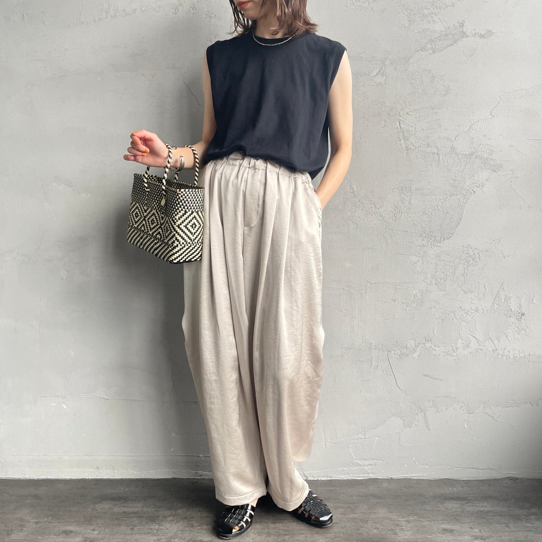 mizuiro ind [ミズイロインド] サテンワイドカーゴパンツ [2-260086] 19 L.BEIGE &&モデル身長：158cm 着用サイズ：2&&