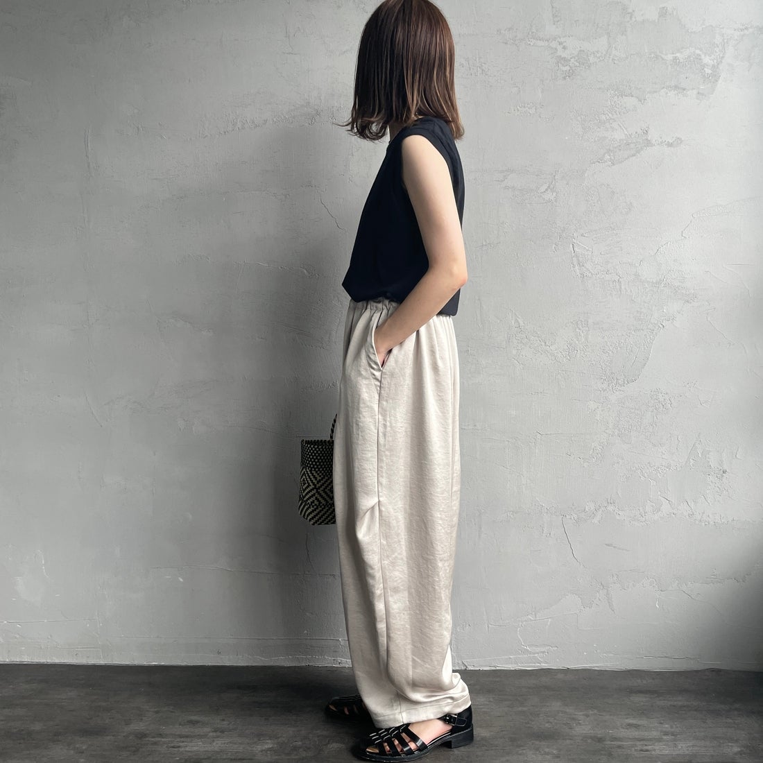 mizuiro ind [ミズイロインド] サテンワイドカーゴパンツ [2-260086] 19 L.BEIGE &&モデル身長：158cm 着用サイズ：2&&