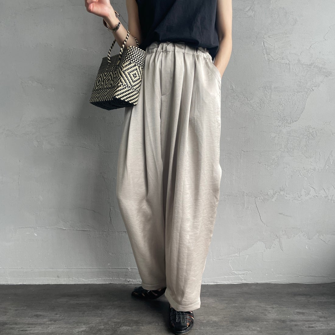 mizuiro ind [ミズイロインド] サテンワイドカーゴパンツ [2-260086] 19 L.BEIGE &&モデル身長：158cm 着用サイズ：2&&