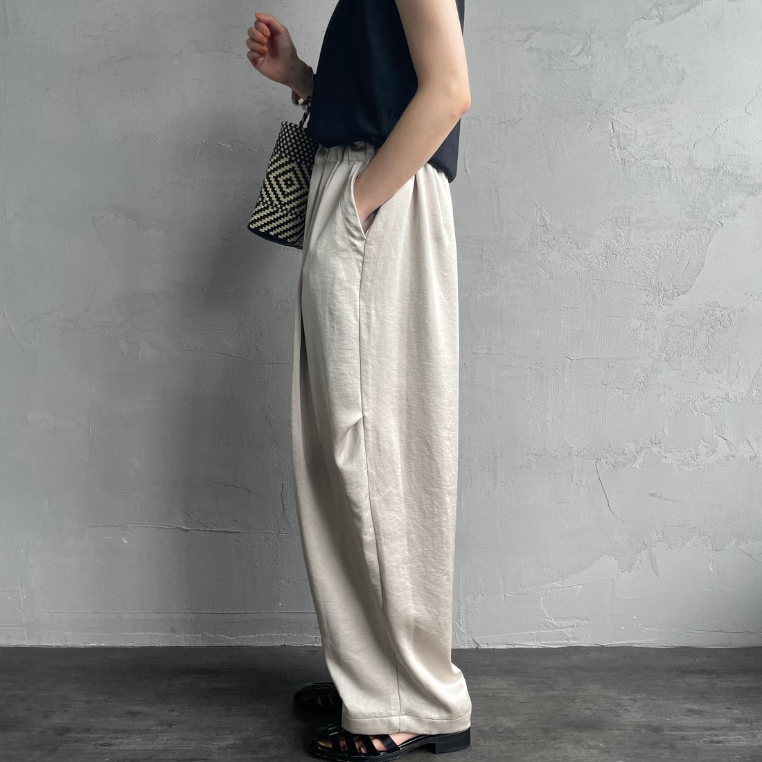 mizuiro ind [ミズイロインド] サテンワイドカーゴパンツ [2-260086] 19 L.BEIGE &&モデル身長：158cm 着用サイズ：2&&