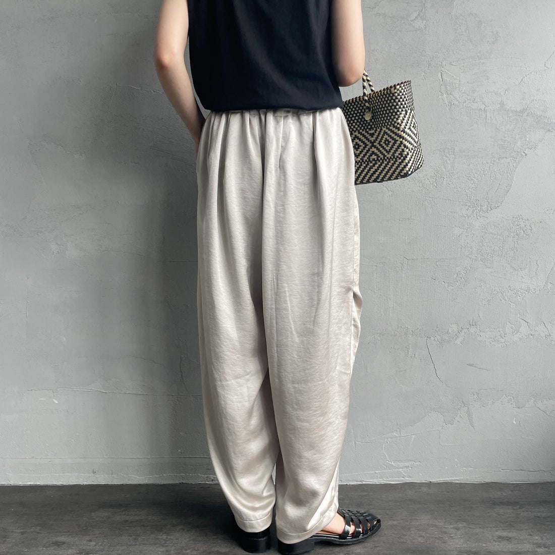 mizuiro ind [ミズイロインド] サテンワイドカーゴパンツ [2-260086] 19 L.BEIGE &&モデル身長：158cm 着用サイズ：2&&