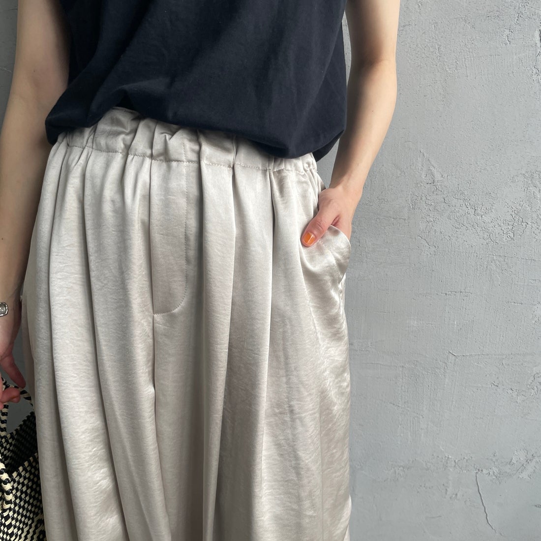 mizuiro ind [ミズイロインド] サテンワイドカーゴパンツ [2-260086] 19 L.BEIGE &&モデル身長：158cm 着用サイズ：2&&