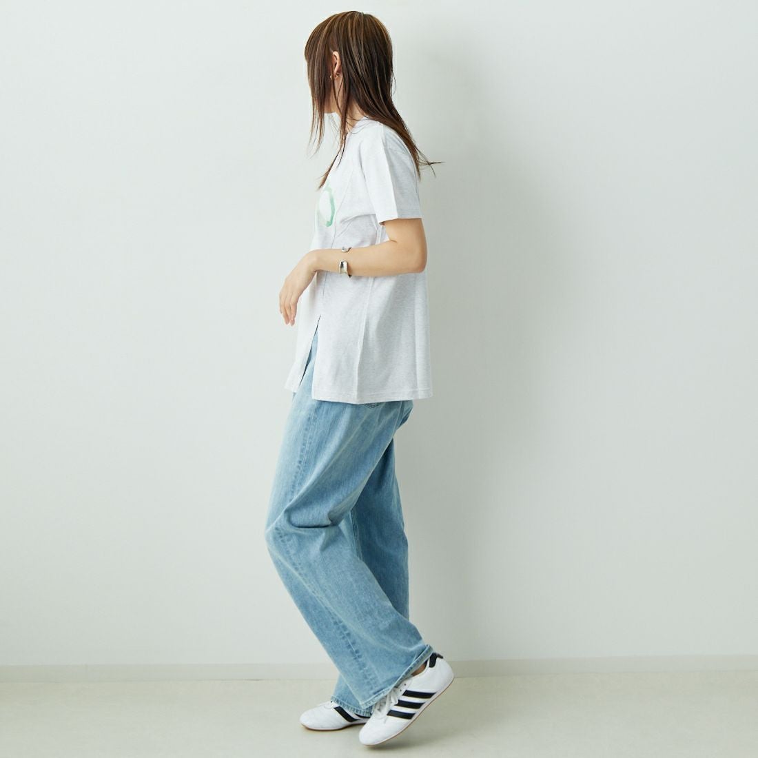 MEYAME [メヤメ] プリントスリットTシャツ [MEY-2026] H.GREY &&モデル身長：167cm 着用サイズ：F&&