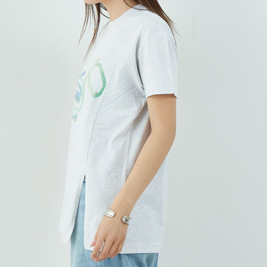 MEYAME [メヤメ] プリントスリットTシャツ [MEY-2026] H.GREY &&モデル身長：167cm 着用サイズ：F&&
