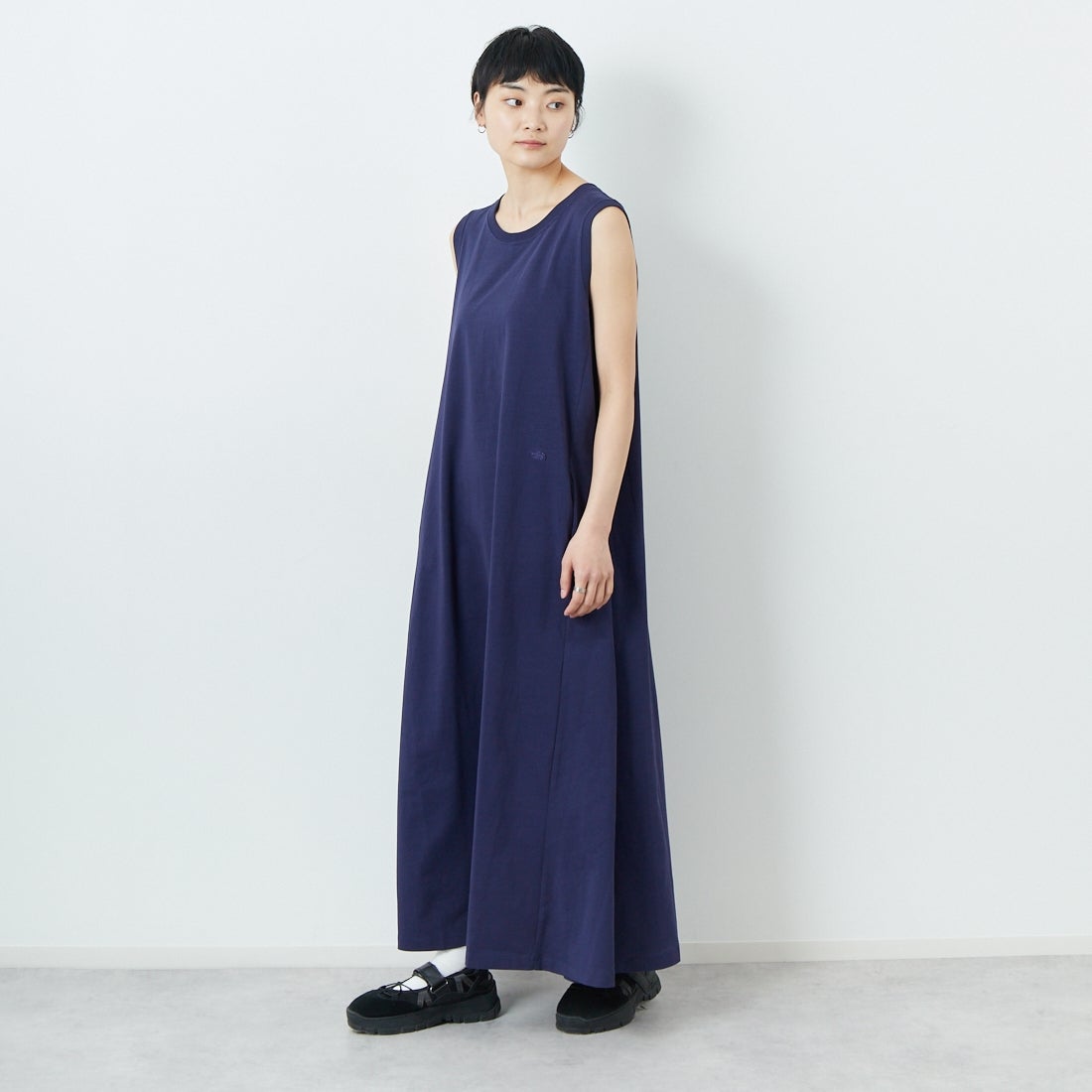 THE NORTH FACE PURPLE LABEL [ザ ノースフェイス パープルレーベル] コットンジャージー ノースリーブフィールドドレス [N25SF060] N NAVY &&モデル身長：160cm 着用サイズ：WM&&