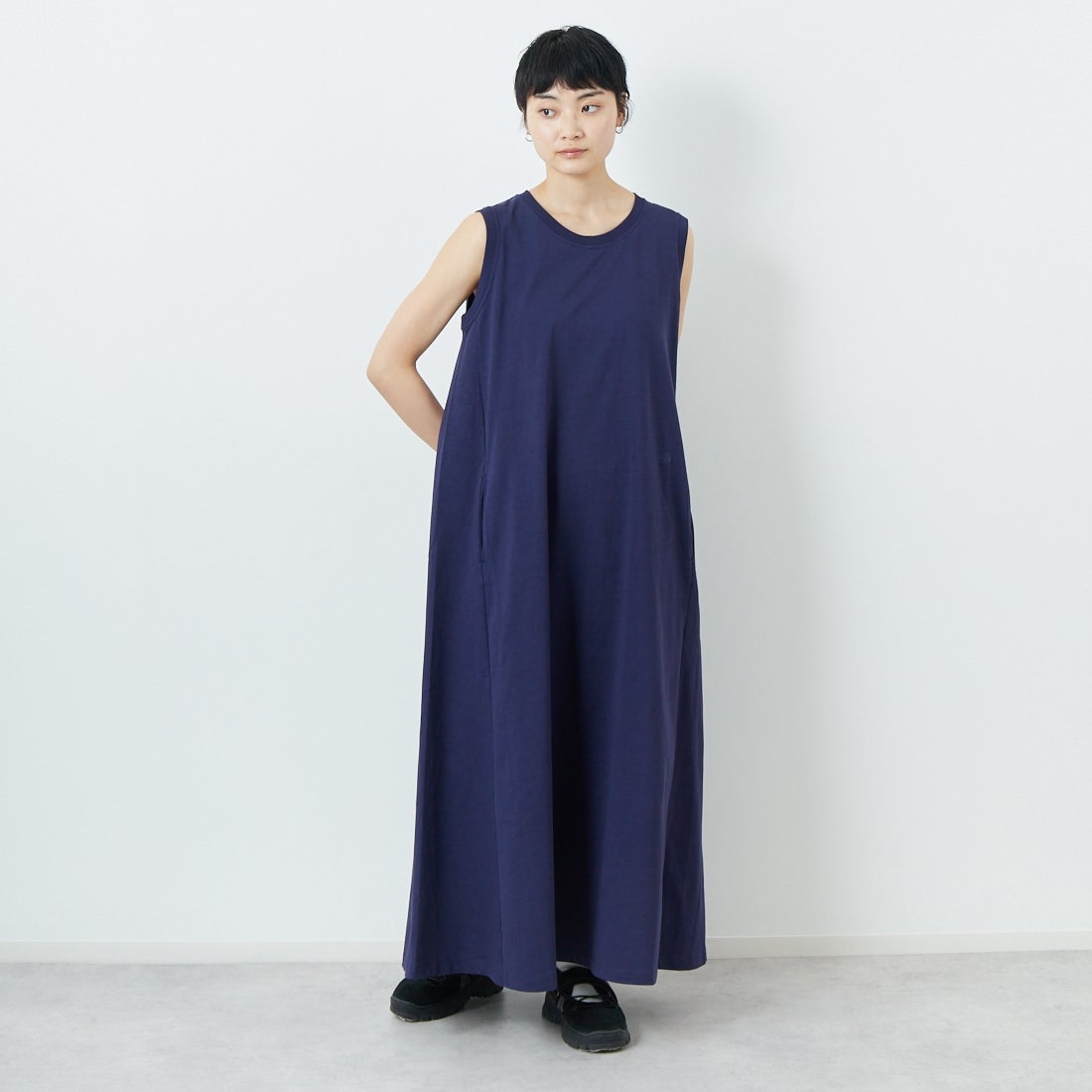 THE NORTH FACE PURPLE LABEL [ザ ノースフェイス パープルレーベル] コットンジャージー ノースリーブフィールドドレス [N25SF060] N NAVY &&モデル身長：160cm 着用サイズ：WM&&