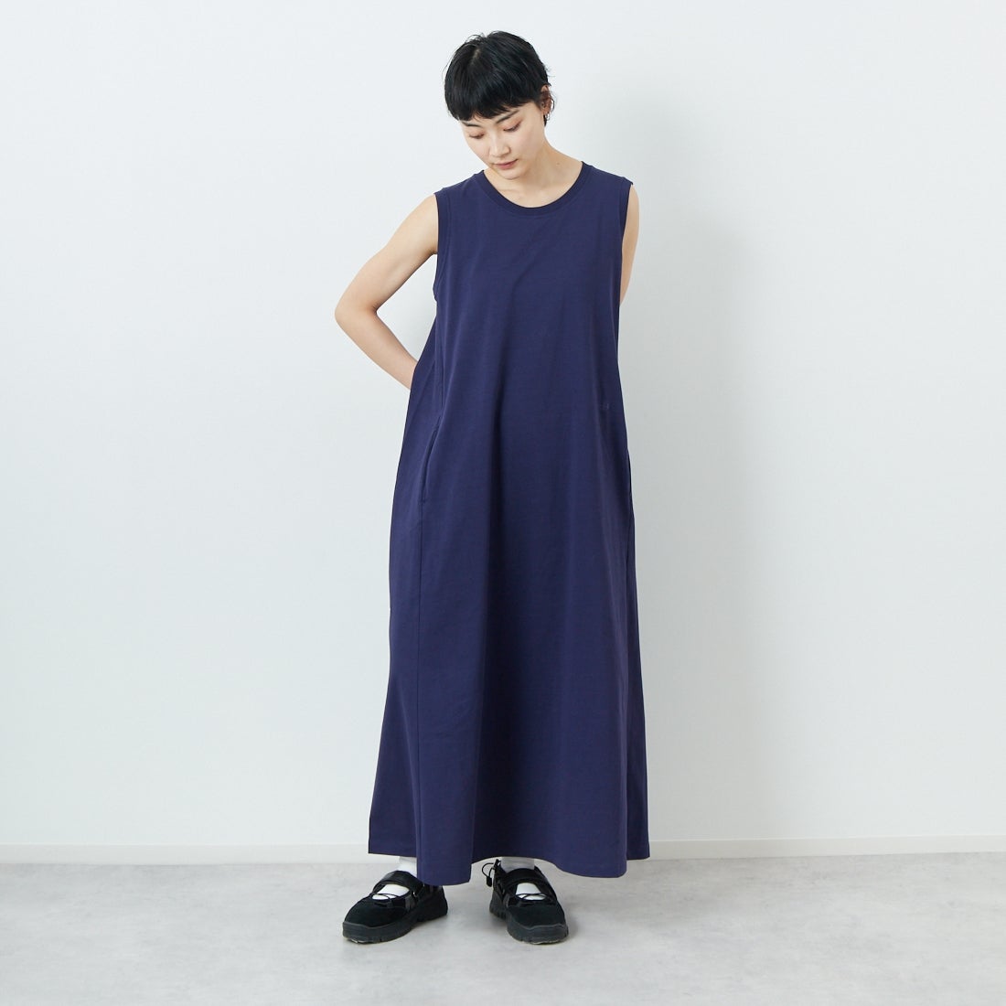 THE NORTH FACE PURPLE LABEL [ザ ノースフェイス パープルレーベル] コットンジャージー ノースリーブフィールドドレス [N25SF060] N NAVY &&モデル身長：160cm 着用サイズ：WM&&