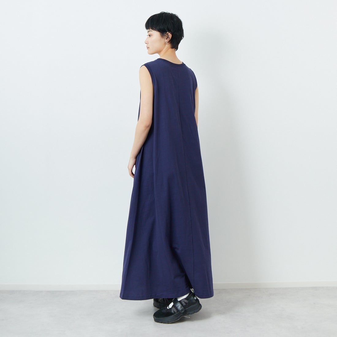 THE NORTH FACE PURPLE LABEL [ザ ノースフェイス パープルレーベル] コットンジャージー ノースリーブフィールドドレス [N25SF060] N NAVY &&モデル身長：160cm 着用サイズ：WM&&