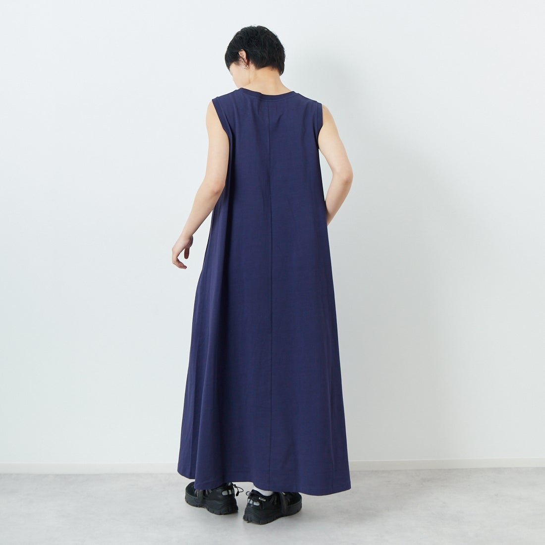 THE NORTH FACE PURPLE LABEL [ザ ノースフェイス パープルレーベル] コットンジャージー ノースリーブフィールドドレス [N25SF060] N NAVY &&モデル身長：160cm 着用サイズ：WM&&