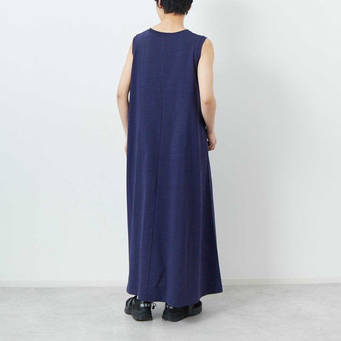 THE NORTH FACE PURPLE LABEL [ザ ノースフェイス パープルレーベル] コットンジャージー ノースリーブフィールドドレス [N25SF060] N NAVY &&モデル身長：160cm 着用サイズ：WM&&