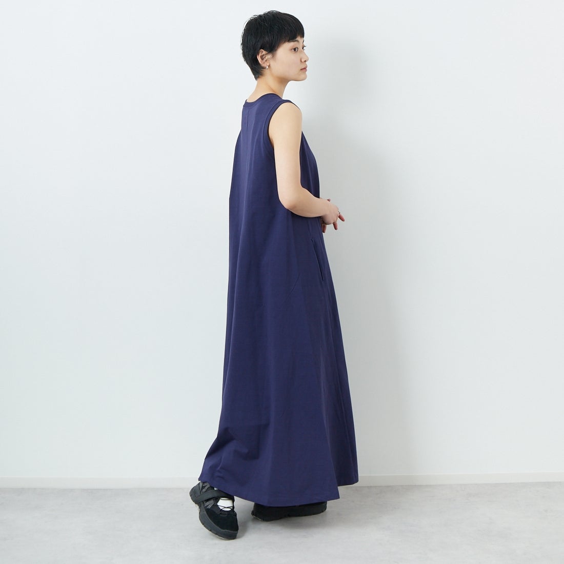 THE NORTH FACE PURPLE LABEL [ザ ノースフェイス パープルレーベル] コットンジャージー ノースリーブフィールドドレス [N25SF060] N NAVY &&モデル身長：160cm 着用サイズ：WM&&