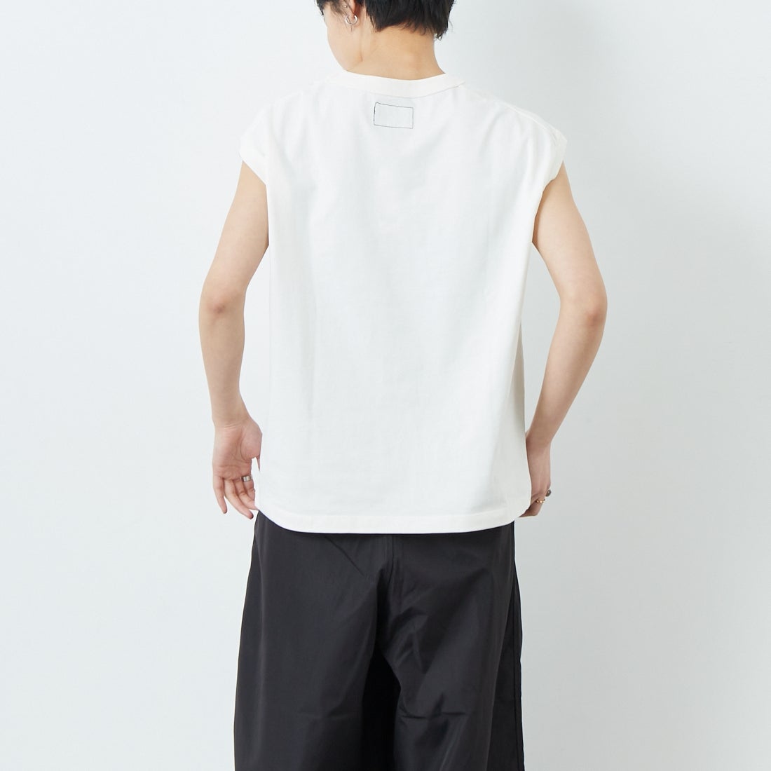THE NORTH FACE PURPLE LABEL [ザ ノースフェイス パープルレーベル] コットンジャージー ノースリーブTシャツ [N25SH059] IV IVORY &&モデル身長：160cm 着用サイズ：WS&&