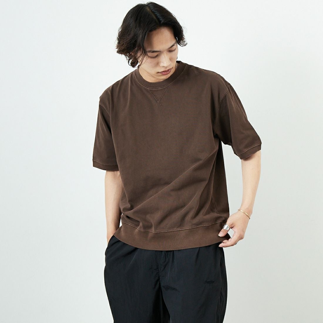 SCREEN STARS [スクリーンスターズ] ピグメント加工 Vショット ショートスリーブT [2522-423IN] BROWN &&モデル身長：179cm 着用サイズ：L&&