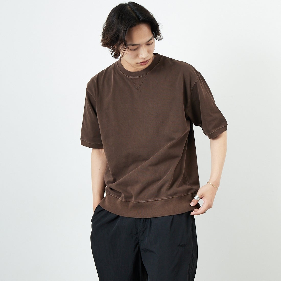 SCREEN STARS [スクリーンスターズ] ピグメント加工 Vショット ショートスリーブT [2522-423IN] BROWN &&モデル身長：179cm 着用サイズ：L&&