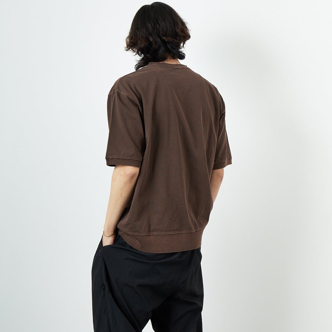 SCREEN STARS [スクリーンスターズ] ピグメント加工 Vショット ショートスリーブT [2522-423IN] BROWN &&モデル身長：179cm 着用サイズ：L&&