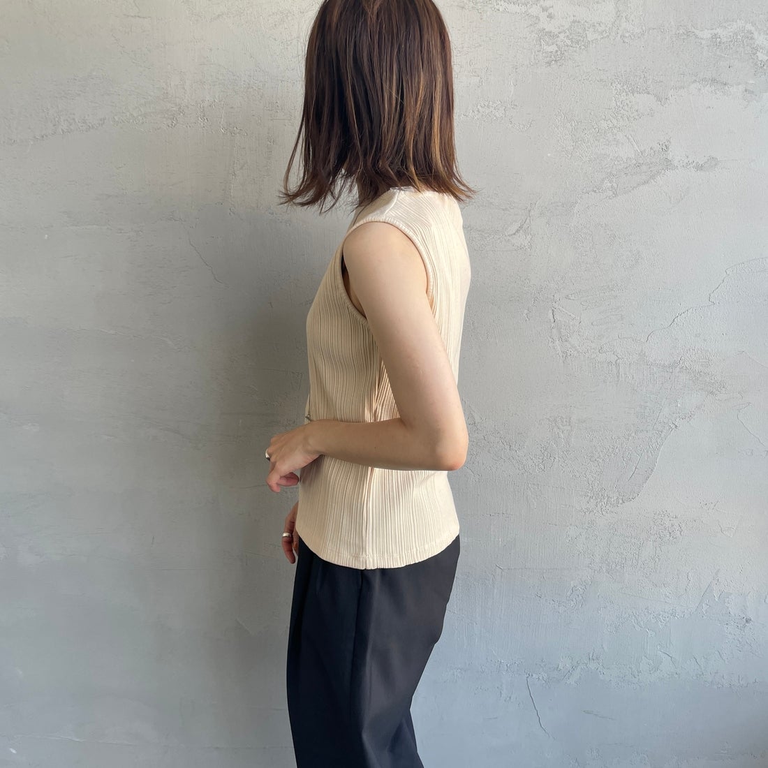 Noir Fabrik [ヌワールファブリック] ボートネックノースリーブリブカットソー [JFS-C092] LT.BEIGE &&モデル身長：158cm 着用サイズ：1&&