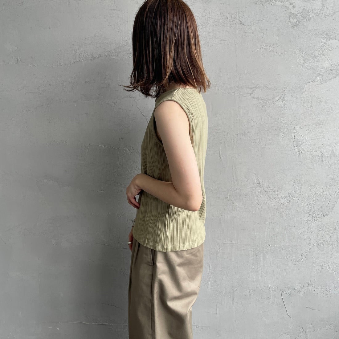 Noir Fabrik [ヌワールファブリック] ボートネックノースリーブリブカットソー [JFS-C092] OLIVE &&モデル身長：158cm 着用サイズ：1&&