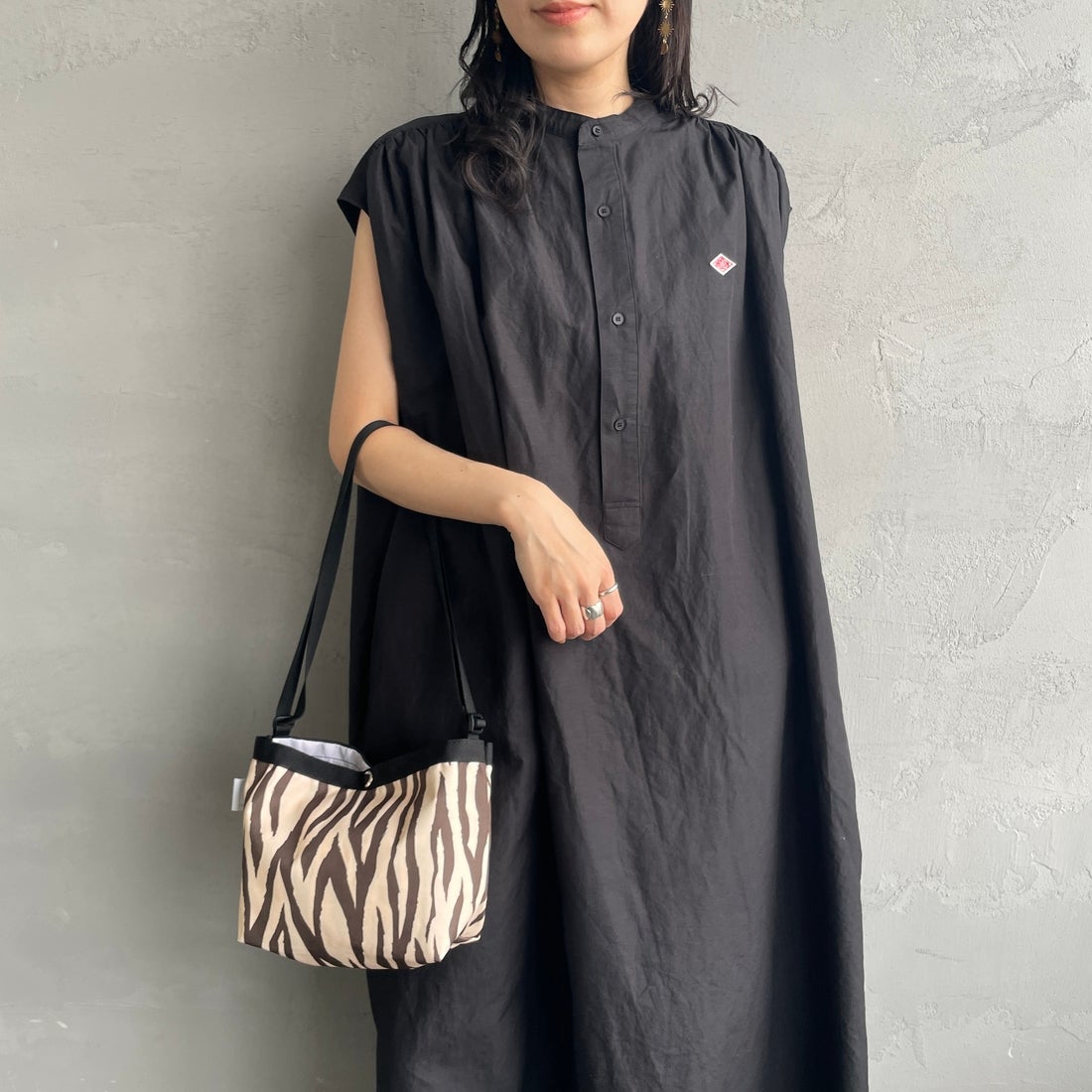 DANTON [ダントン] コットンリネンギャザワンピース [DT-B0347VCL] BLACK &&モデル身長：160cm 着用サイズ：36&&