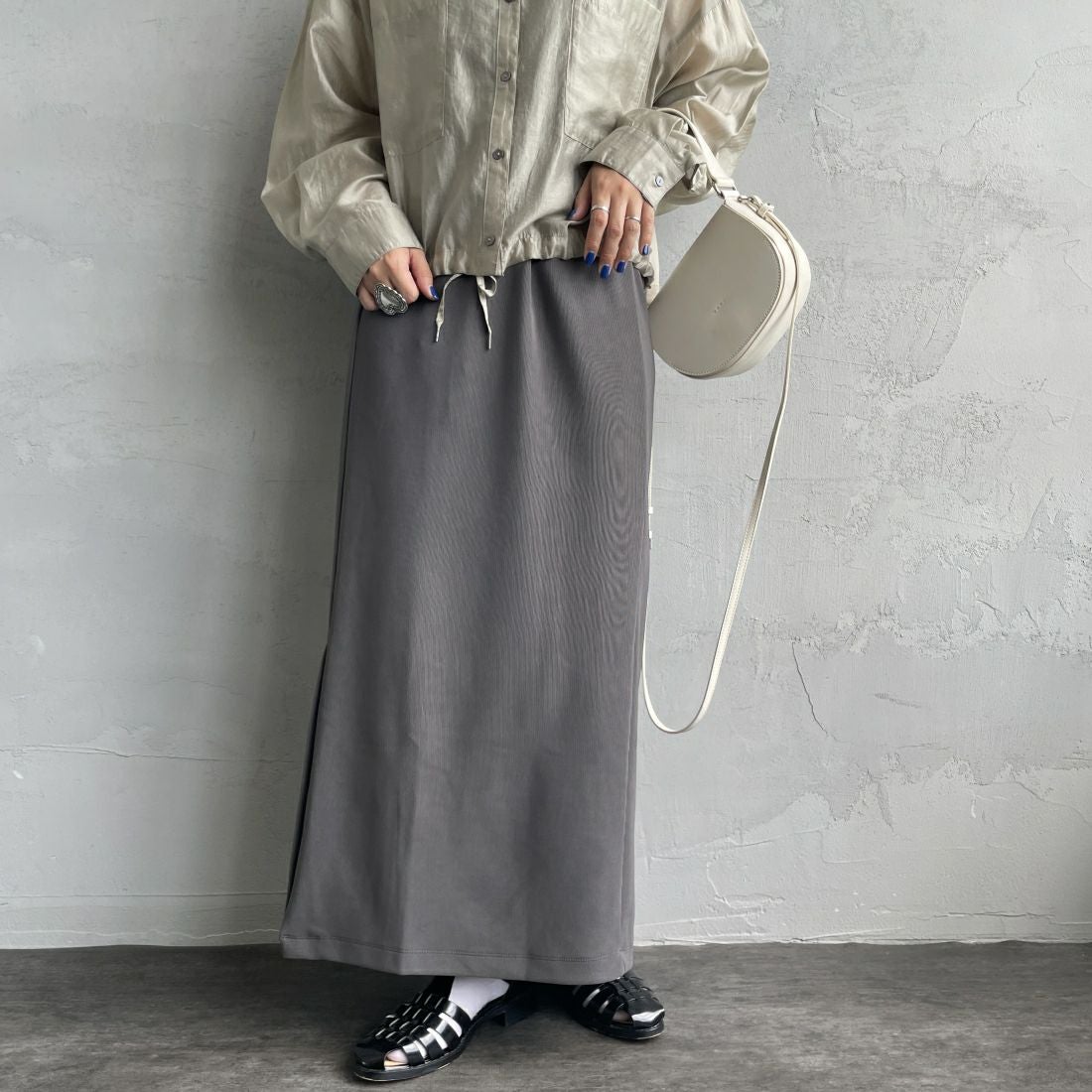 nenom [ネノム] マルチWAYナロースカート [NE23142065] 07 GRAY &&モデル身長：156cm 着用サイズ：F&&