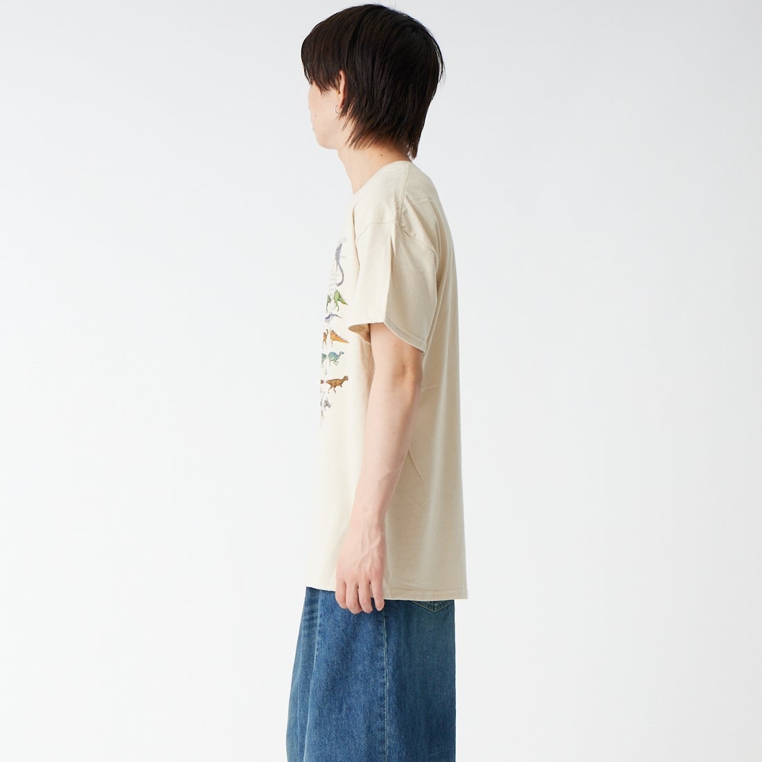 LIBERTY GRAPHICS [リバティーグラフィックス] ワンダイナソープリントTシャツ [ONE-DINOSAUR-IS] STONE &&モデル身長：177cm 着用サイズ：L&&