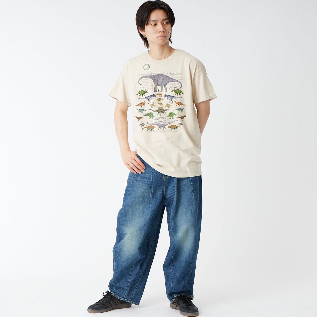 LIBERTY GRAPHICS [リバティーグラフィックス] ワンダイナソープリントTシャツ [ONE-DINOSAUR-IS] STONE &&モデル身長：177cm 着用サイズ：L&&