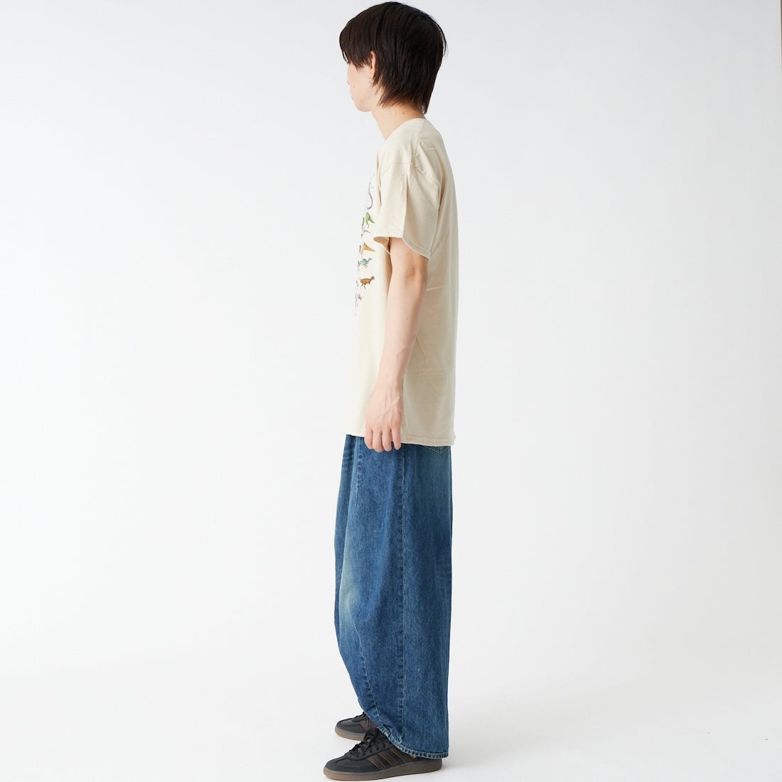 LIBERTY GRAPHICS [リバティーグラフィックス] ワンダイナソープリントTシャツ [ONE-DINOSAUR-IS] STONE &&モデル身長：177cm 着用サイズ：L&&