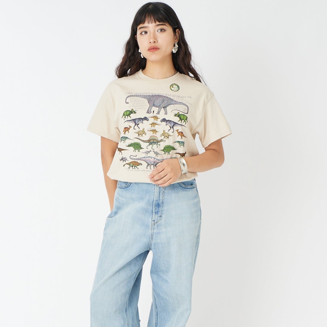 LIBERTY GRAPHICS [リバティーグラフィックス] ワンダイナソープリントTシャツ [ONE-DINOSAUR-IS] STONE &&モデル身長：162cm 着用サイズ：M&&