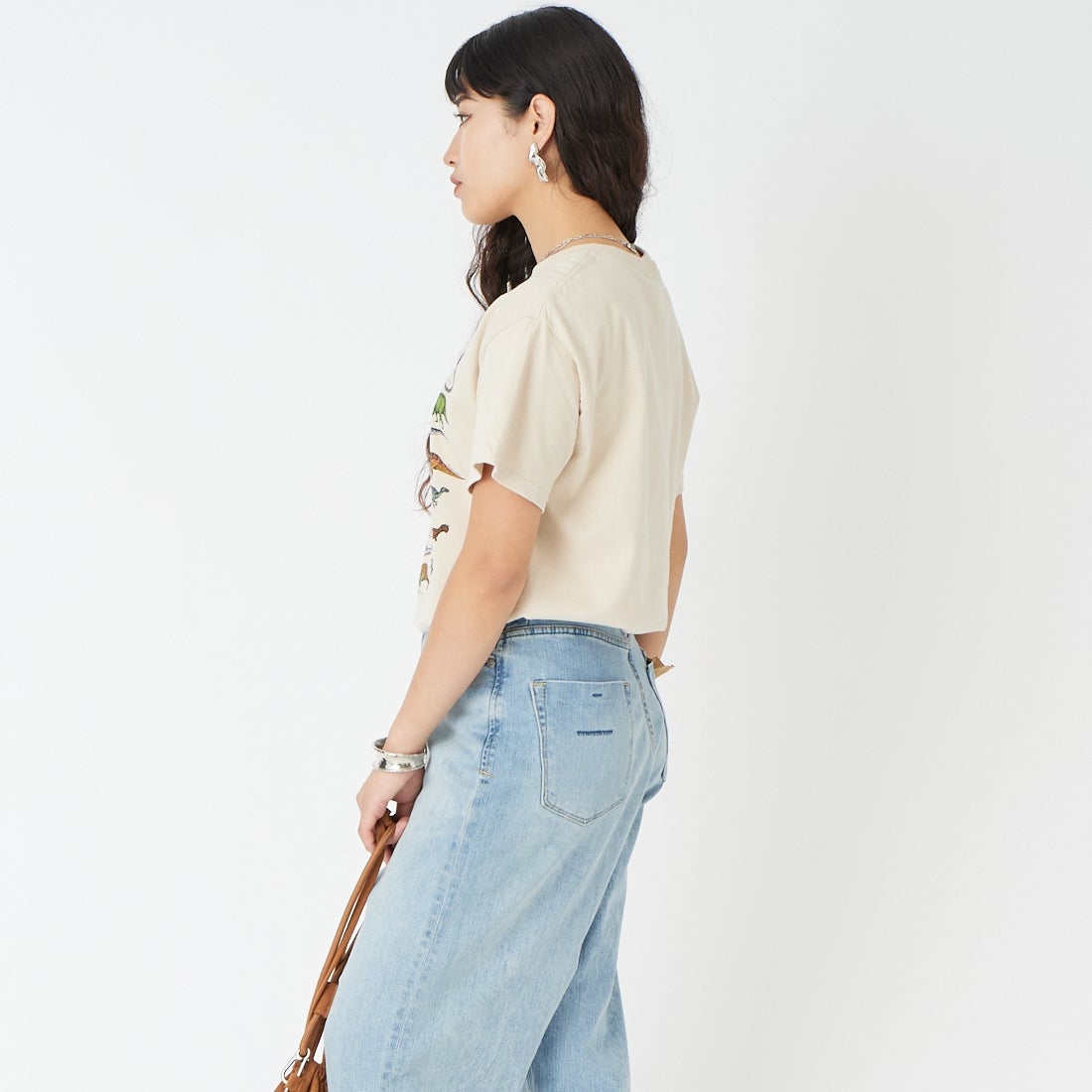 LIBERTY GRAPHICS [リバティーグラフィックス] ワンダイナソープリントTシャツ [ONE-DINOSAUR-IS] STONE &&モデル身長：162cm 着用サイズ：M&&