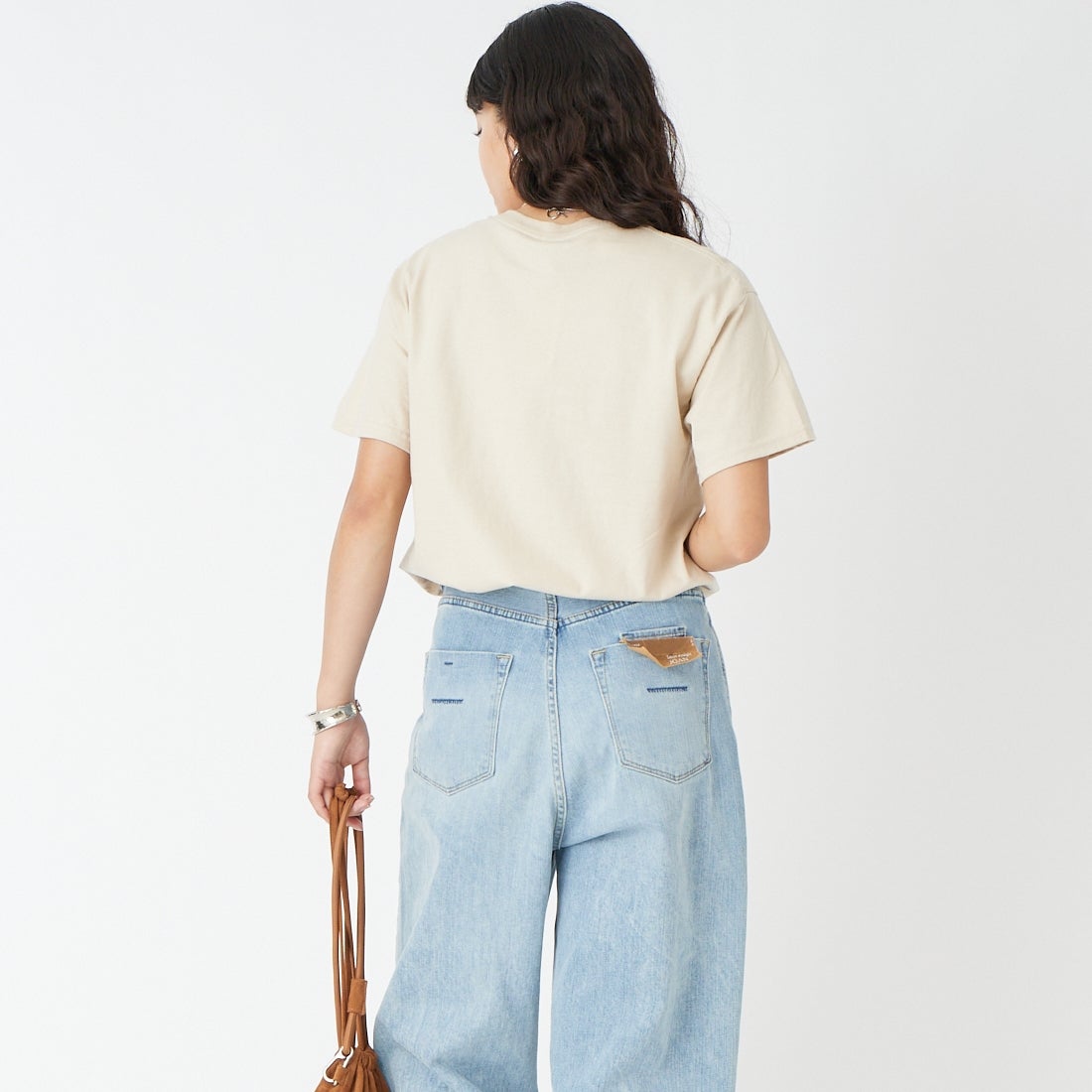 LIBERTY GRAPHICS [リバティーグラフィックス] ワンダイナソープリントTシャツ [ONE-DINOSAUR-IS] STONE &&モデル身長：162cm 着用サイズ：M&&