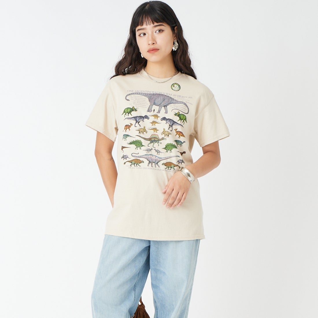 LIBERTY GRAPHICS [リバティーグラフィックス] ワンダイナソープリントTシャツ [ONE-DINOSAUR-IS] STONE &&モデル身長：162cm 着用サイズ：M&&