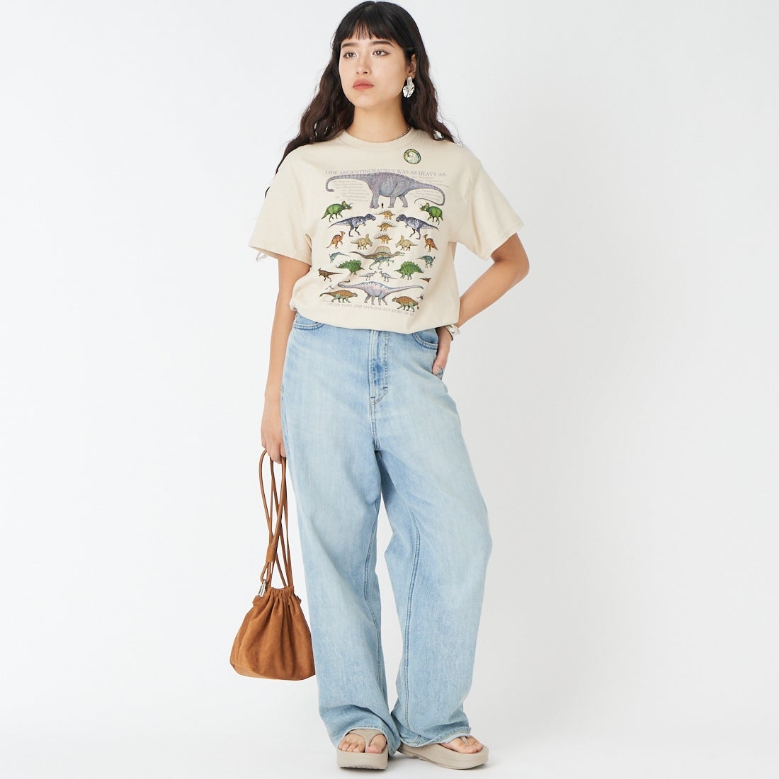 LIBERTY GRAPHICS [リバティーグラフィックス] ワンダイナソープリントTシャツ [ONE-DINOSAUR-IS] STONE &&モデル身長：162cm 着用サイズ：M&&