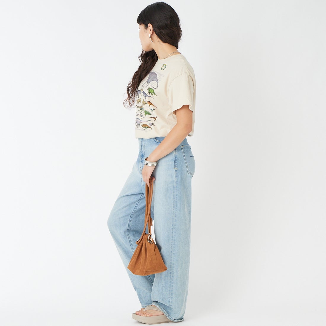 LIBERTY GRAPHICS [リバティーグラフィックス] ワンダイナソープリントTシャツ [ONE-DINOSAUR-IS] STONE &&モデル身長：162cm 着用サイズ：M&&