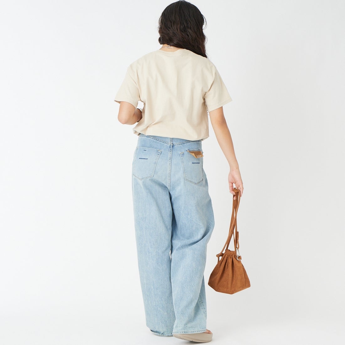 LIBERTY GRAPHICS [リバティーグラフィックス] ワンダイナソープリントTシャツ [ONE-DINOSAUR-IS] STONE &&モデル身長：162cm 着用サイズ：M&&