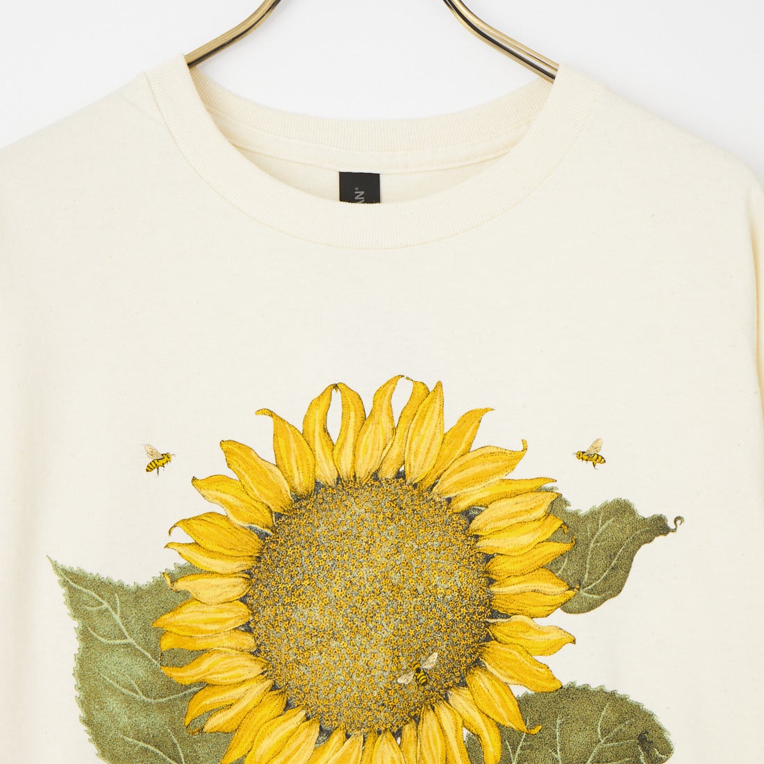 LIBERTY GRAPHICS [リバティーグラフィックス] サンフラワー&ビープリントTシャツ [SUNFLOWER-AND-BEES] NATURAL