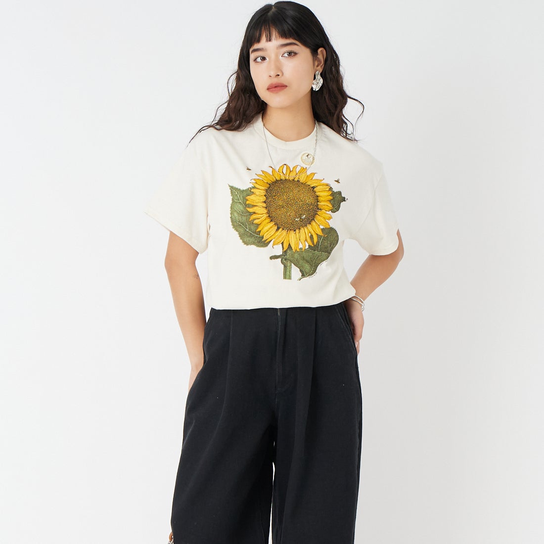 LIBERTY GRAPHICS [リバティーグラフィックス] サンフラワー&ビープリントTシャツ [SUNFLOWER-AND-BEES] NATURAL &&モデル身長：162cm 着用サイズ：M&&