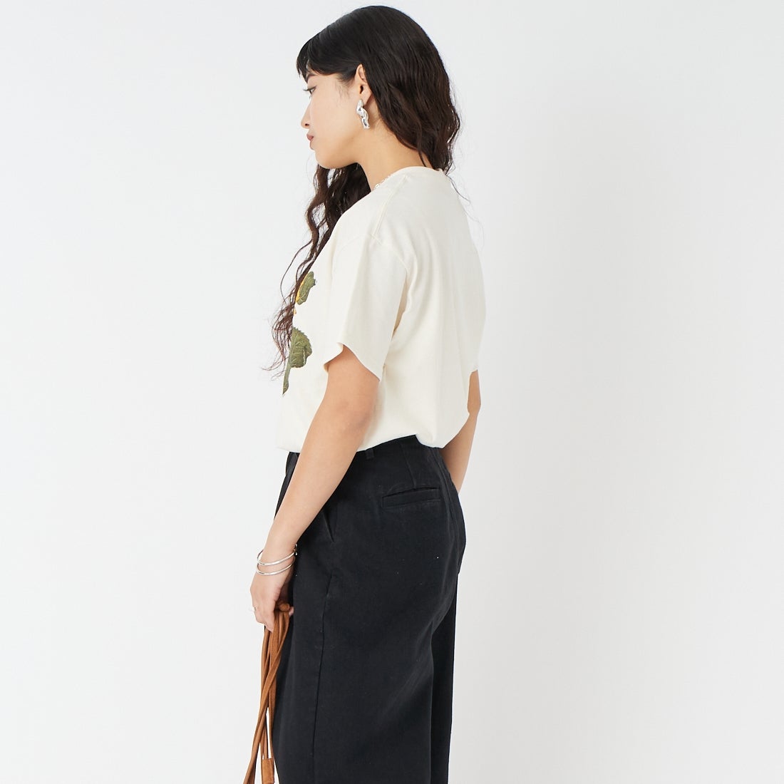 LIBERTY GRAPHICS [リバティーグラフィックス] サンフラワー&ビープリントTシャツ [SUNFLOWER-AND-BEES] NATURAL &&モデル身長：162cm 着用サイズ：M&&