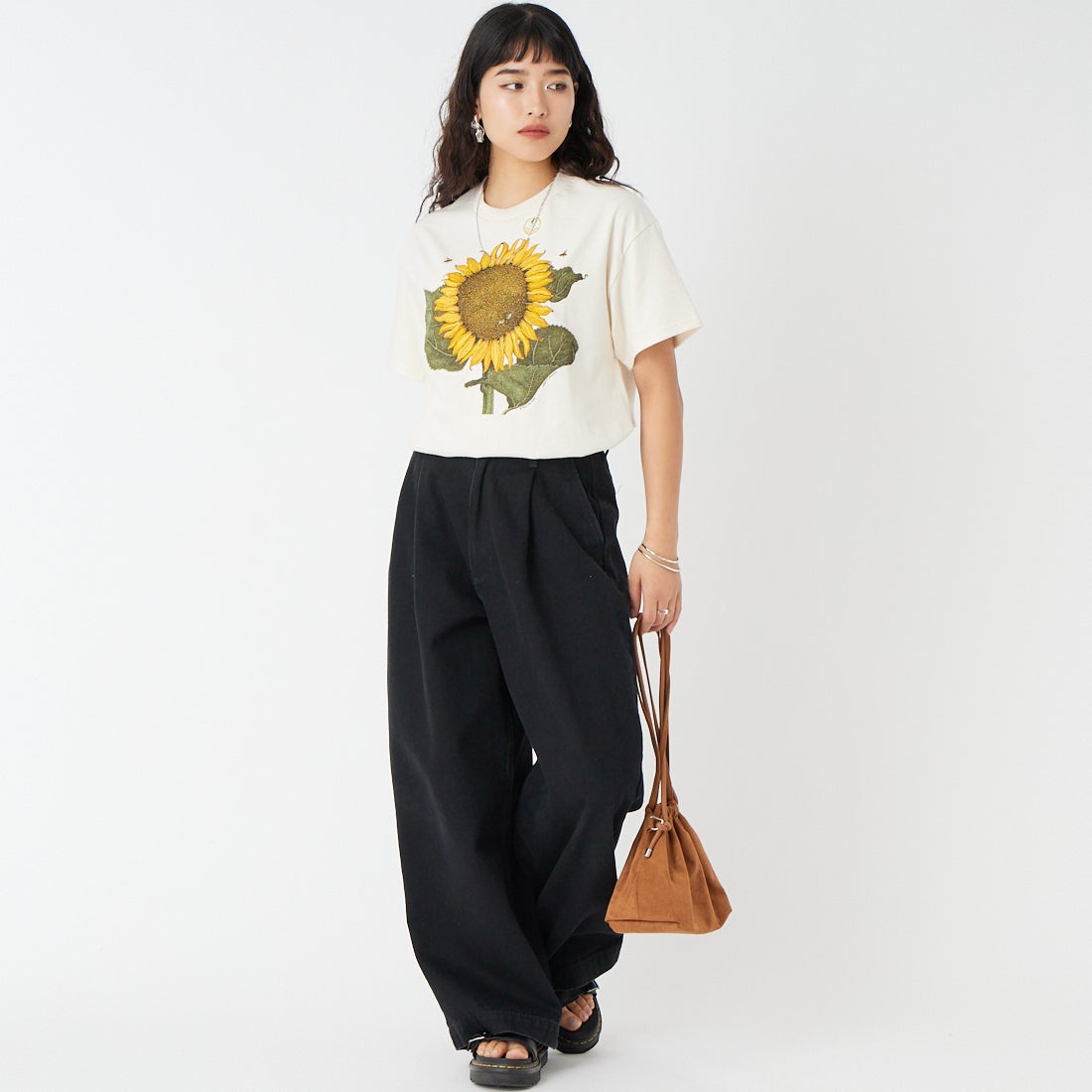 LIBERTY GRAPHICS [リバティーグラフィックス] サンフラワー&ビープリントTシャツ [SUNFLOWER-AND-BEES] NATURAL &&モデル身長：162cm 着用サイズ：M&&