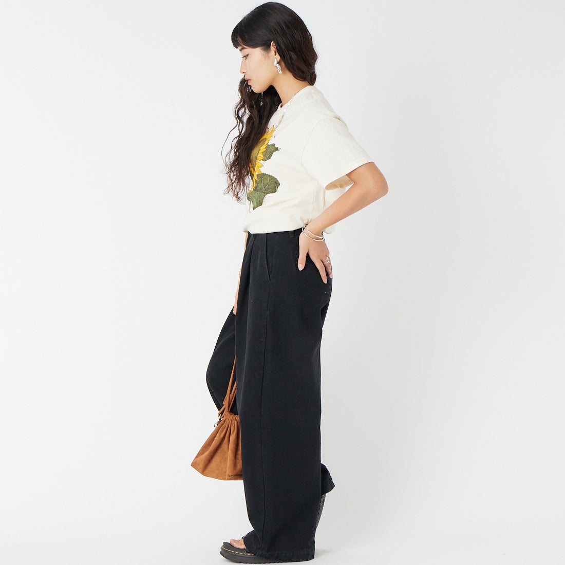 LIBERTY GRAPHICS [リバティーグラフィックス] サンフラワー&ビープリントTシャツ [SUNFLOWER-AND-BEES] NATURAL &&モデル身長：162cm 着用サイズ：M&&