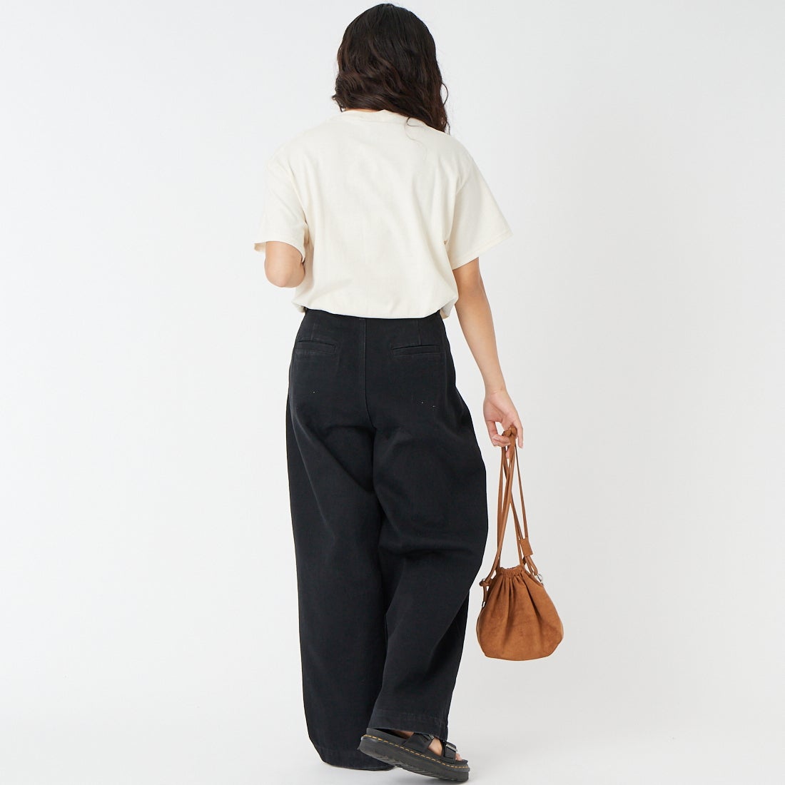 LIBERTY GRAPHICS [リバティーグラフィックス] サンフラワー&ビープリントTシャツ [SUNFLOWER-AND-BEES] NATURAL &&モデル身長：162cm 着用サイズ：M&&