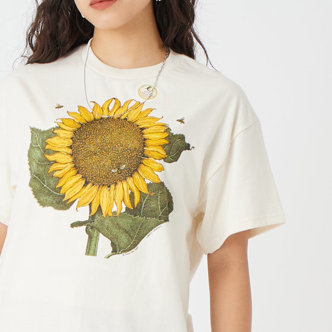 LIBERTY GRAPHICS [リバティーグラフィックス] サンフラワー&ビープリントTシャツ [SUNFLOWER-AND-BEES] NATURAL &&モデル身長：162cm 着用サイズ：M&&