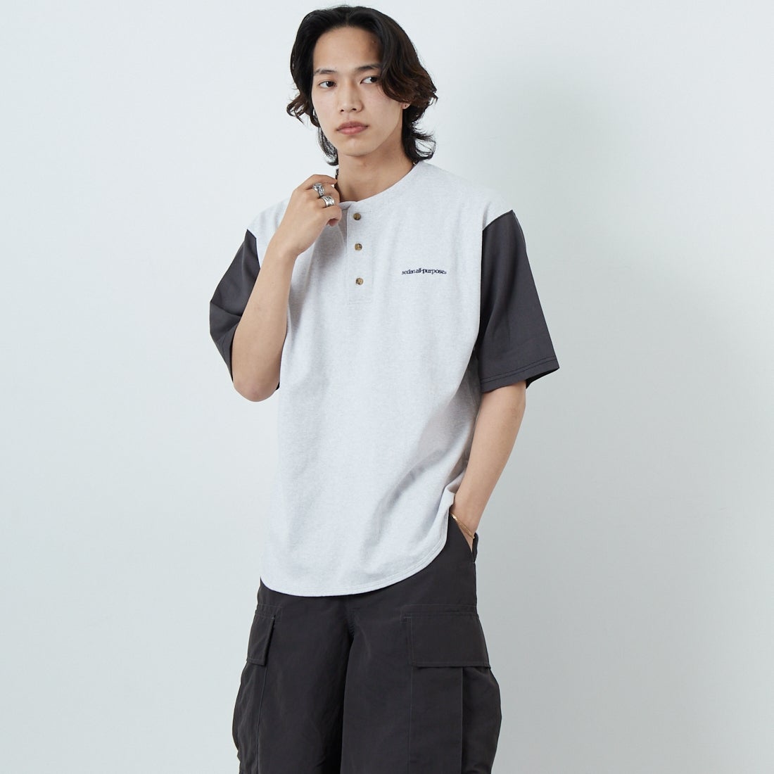 SEDAN ALL-PURPOSE [セダン オールパーパス] HENLEYNECK BASEBALL TEE [SD25S-CT05] ASH/CHR &&モデル身長：179cm 着用サイズ：L&&