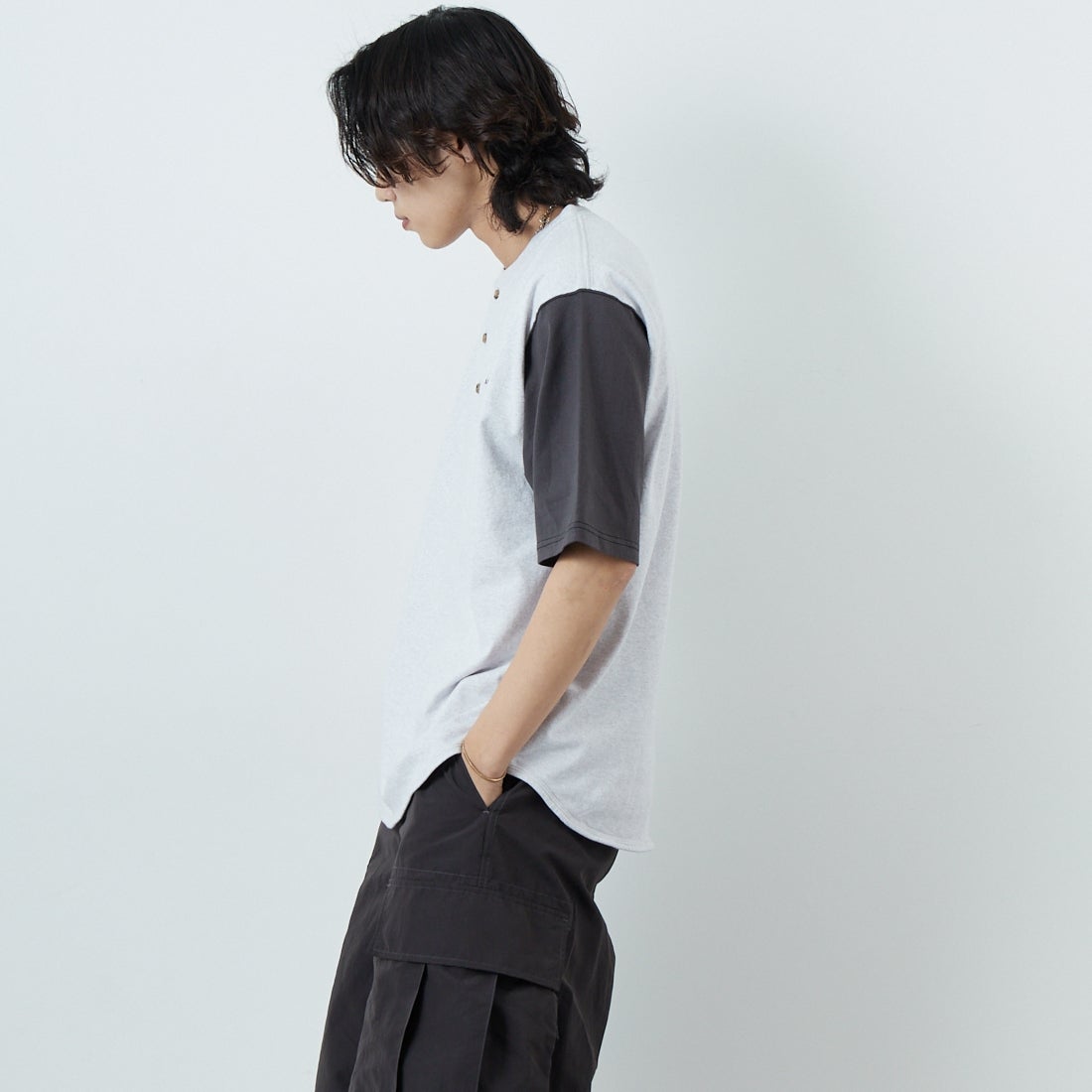 SEDAN ALL-PURPOSE [セダン オールパーパス] HENLEYNECK BASEBALL TEE [SD25S-CT05] ASH/CHR &&モデル身長：179cm 着用サイズ：L&&
