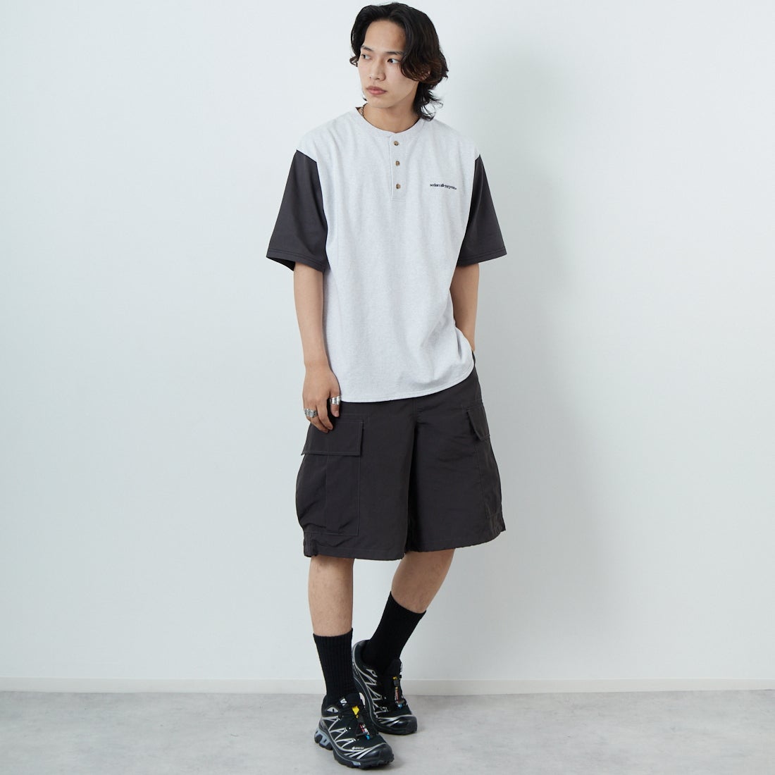 SEDAN ALL-PURPOSE [セダン オールパーパス] HENLEYNECK BASEBALL TEE [SD25S-CT05] ASH/CHR &&モデル身長：179cm 着用サイズ：L&&