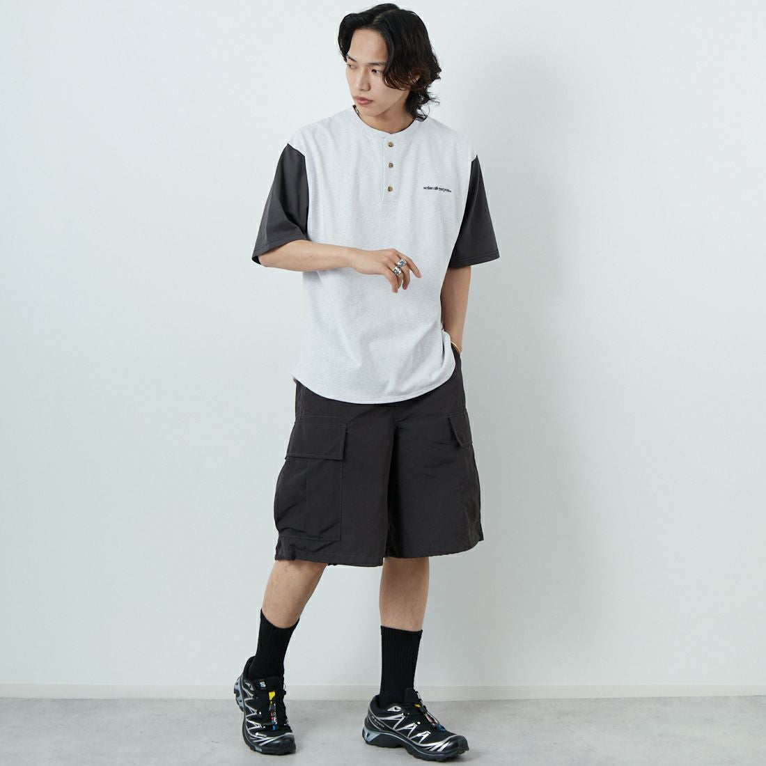 SEDAN ALL-PURPOSE [セダン オールパーパス] HENLEYNECK BASEBALL TEE [SD25S-CT05] ASH/CHR &&モデル身長：179cm 着用サイズ：L&&