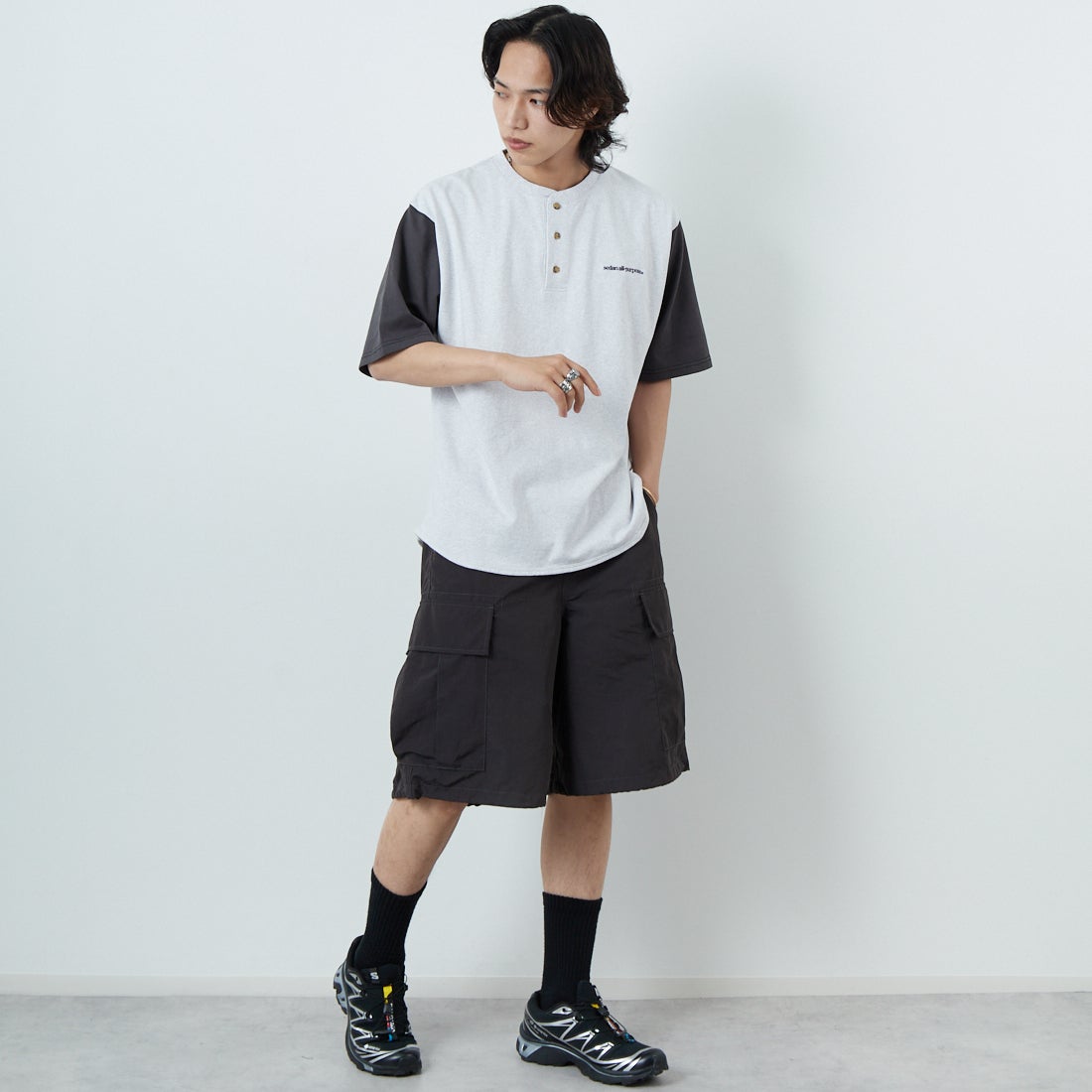 SEDAN ALL-PURPOSE [セダン オールパーパス] HENLEYNECK BASEBALL TEE [SD25S-CT05] ASH/CHR &&モデル身長：179cm 着用サイズ：L&&