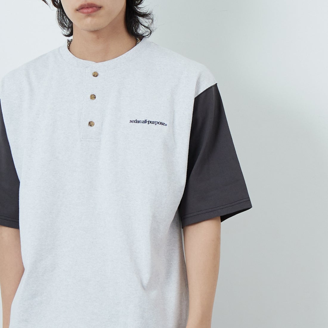SEDAN ALL-PURPOSE [セダン オールパーパス] HENLEYNECK BASEBALL TEE [SD25S-CT05] ASH/CHR &&モデル身長：179cm 着用サイズ：L&&