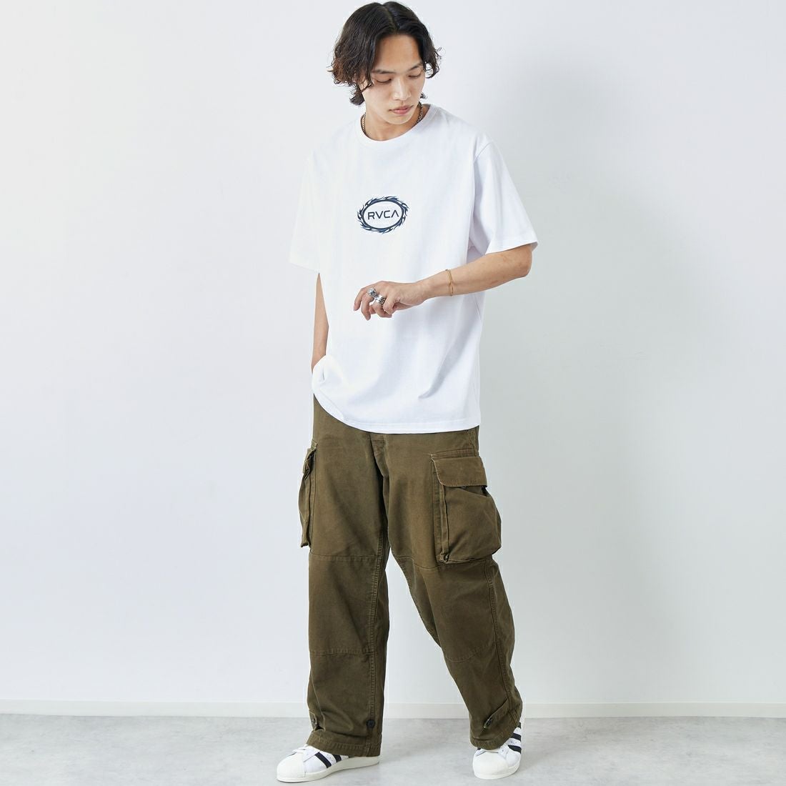 RVCA [ルーカ] TRIBAL SPIN ショートスリーブプリントTシャツ [BF04A206] WHT &&モデル身長：179cm 着用サイズ：XL&&