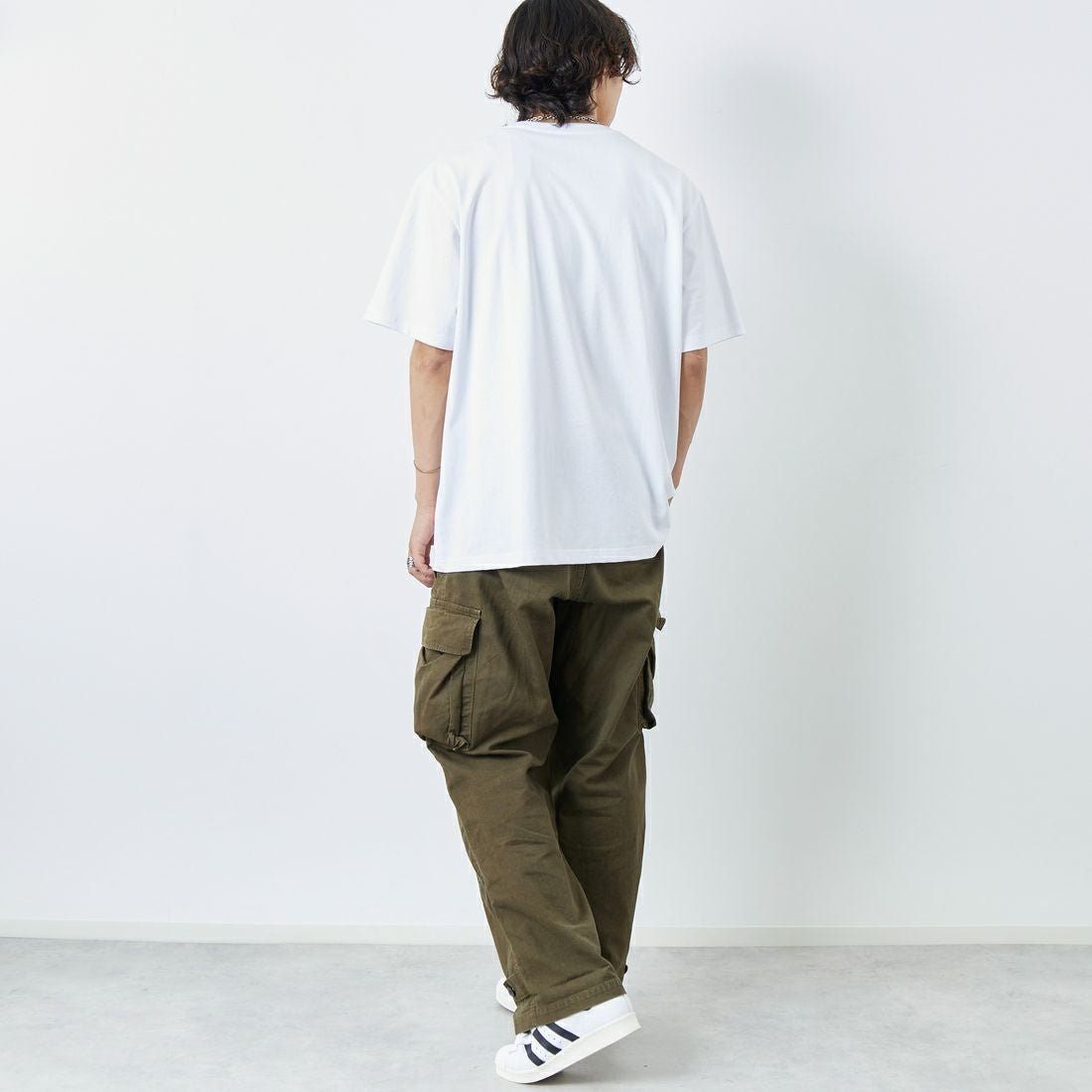 RVCA [ルーカ] TRIBAL SPIN ショートスリーブプリントTシャツ [BF04A206] WHT &&モデル身長：179cm 着用サイズ：XL&&