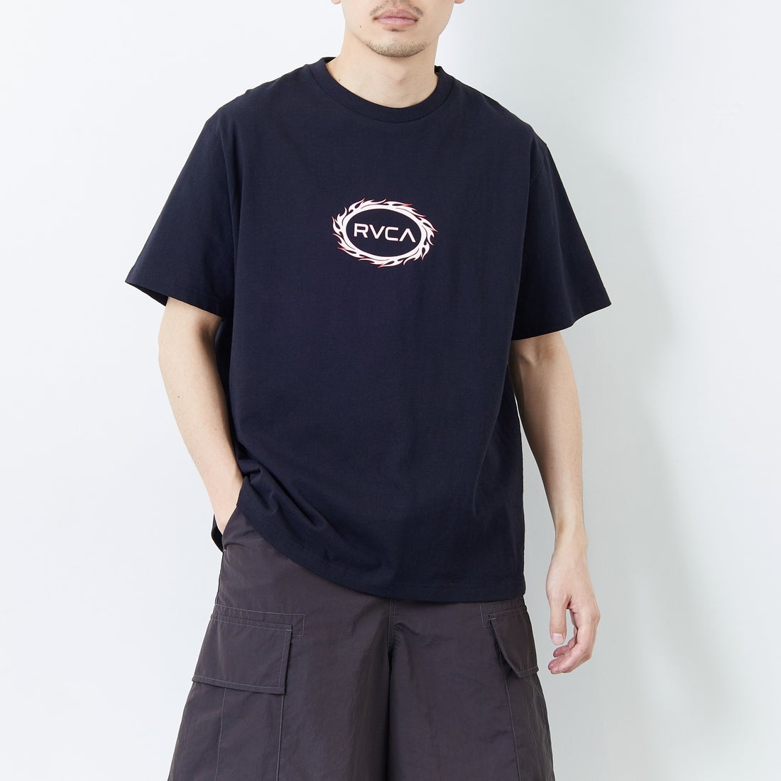RVCA [ルーカ] TRIBAL SPIN ショートスリーブプリントTシャツ [BF04A206] BLK &&モデル身長：168cm 着用サイズ：M&&